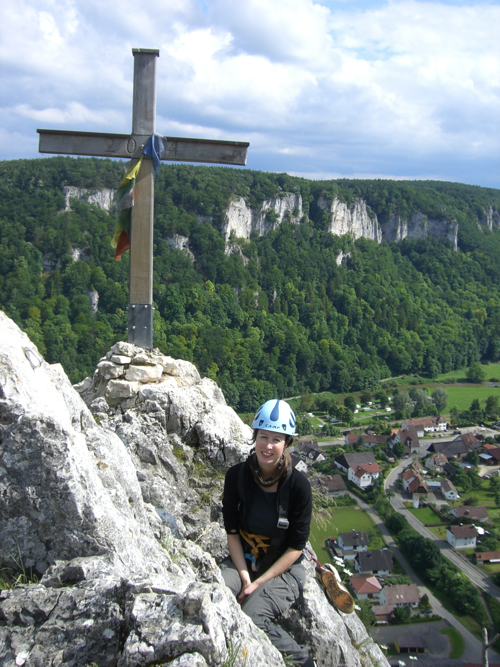 Stephie am Gipfelkreuz des Stuhlfels im Donautal