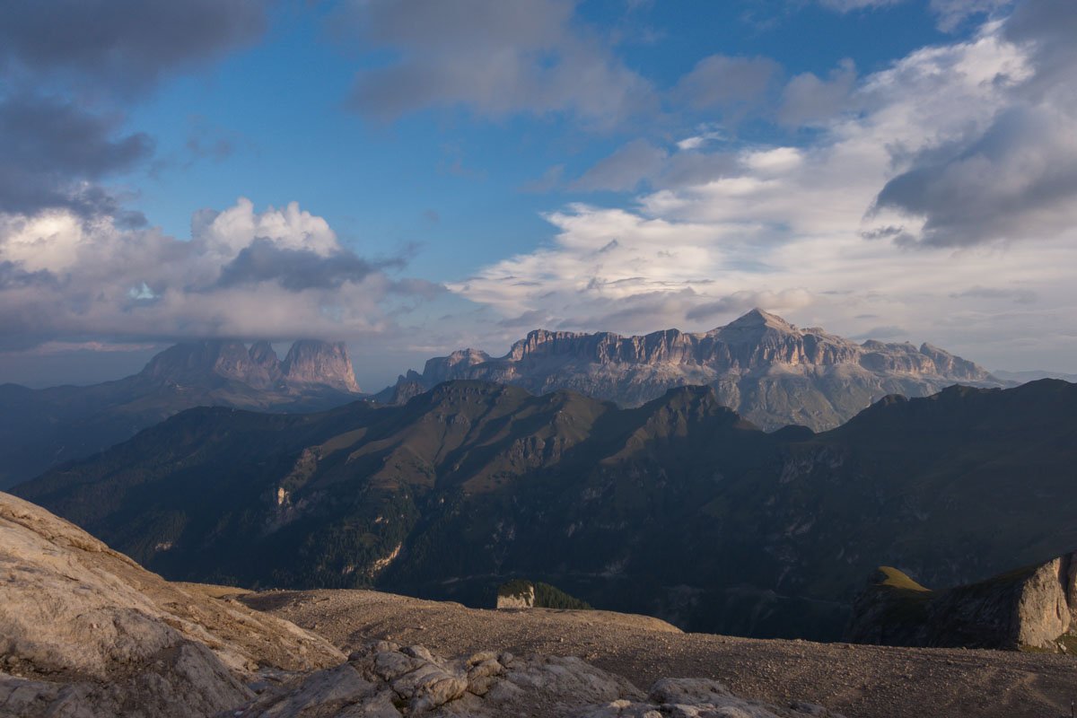 Gipfelglück schon am frühen Morgen - Blick auf die Sella Gruppe in den Dolomiten