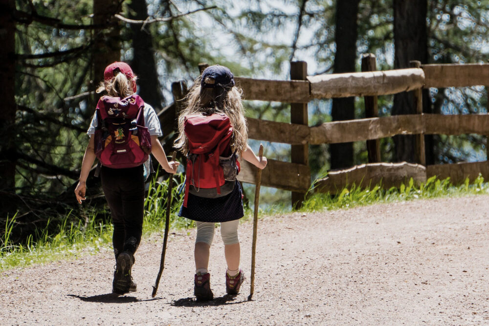 2 Mädchen beim Wandern mit eigenem Rucksack