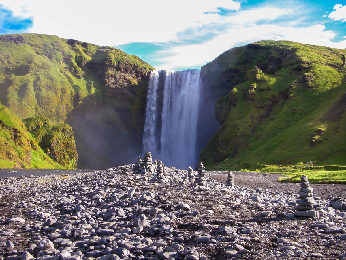 Wandern auf Island: Zum Skógafoss Wasserfall