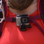Actioncam am Brustgurt des Rucksacks